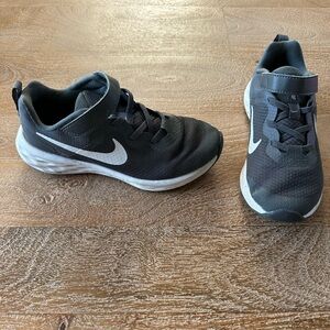 Big Boys Nike Gray gym shoes